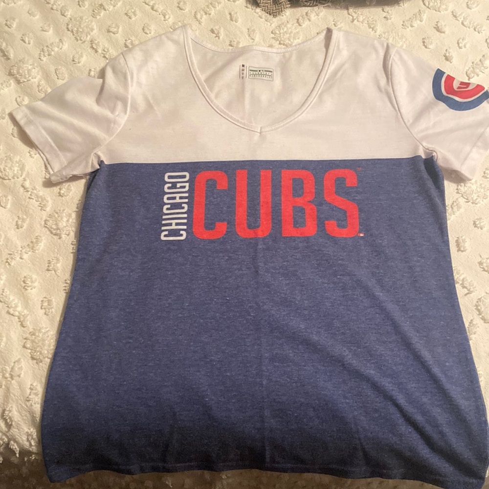Womens cut Cubs short sleeve shirt size medium